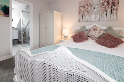 Stunning newly built harbourside 3-bed property-3 mins walk from beach and pier