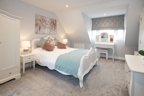 3 bedrooms, desk, iron/ironing board, travel cot