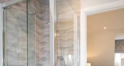 Stunning newly built harbourside 3-bed property-3 mins walk from beach and pier