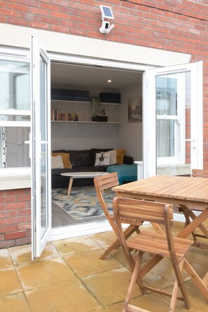 Outdoor dining - Stunning newly built harbourside 3-bed property-3 mins walk from beach and pier (Harwich)