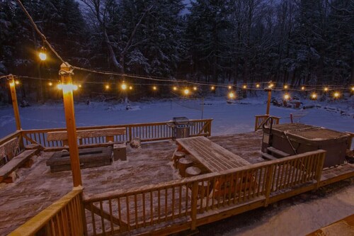 Dream Stratton Forest Cabin w/Hot Tub & Fast WiFi