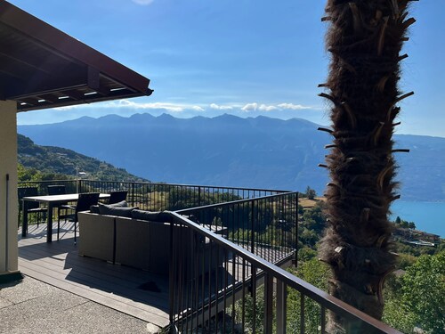 Cozy vacation bungalow with breathtaking lake view