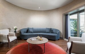 Suite (Garden) | Bar mini, peti besi dalam bilik, meja, ruang kerja komputer riba 