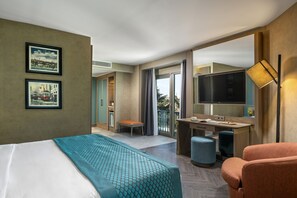 Deluxe Double Room | Minibar, in-room safe, desk, laptop workspace - Aspera Hotel Altunizade (Istanbul)