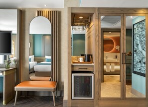 Minibar, caixa forta a l'habitació i escriptori 