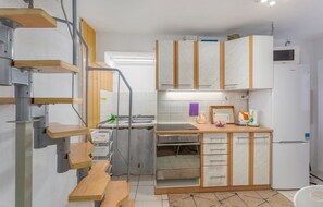 Fridge, oven, stovetop, coffee/tea maker