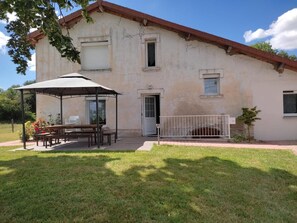 Outdoor dining - Country house in Montaiguët-en-Forez with ponds and bicycles (Montaiguët-en-Forez)