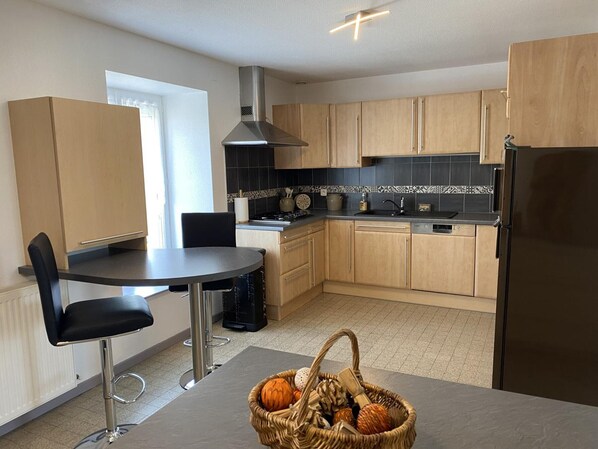 Kjøleskap, mikrobølgeovn, ovn og oppvaskmaskin