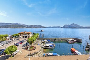 Familie-loftsleilighet, flere soverom, ved stranden (Rooftop On Stresa Lake View)
