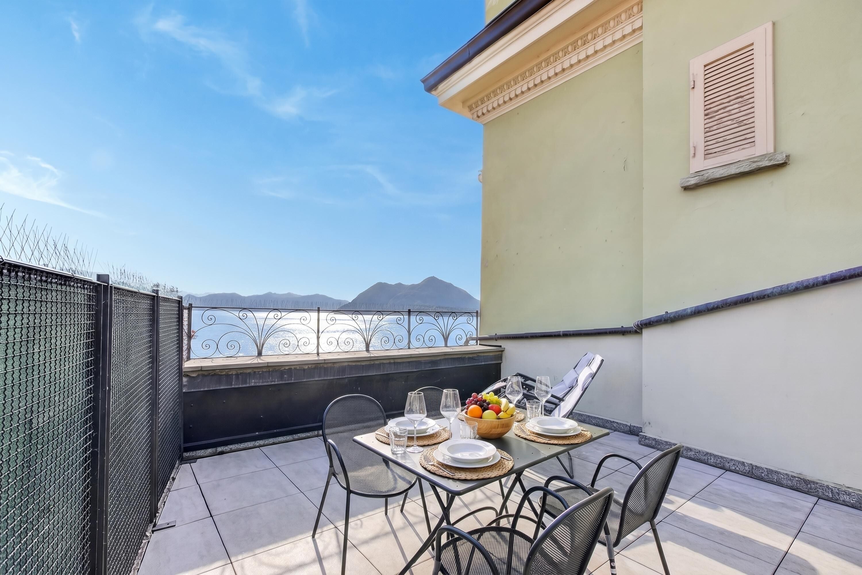 Penthouse Keluarga, beberapa kamar, tepi pantai (Rooftop On Stresa Lake View) | Teras/patio
