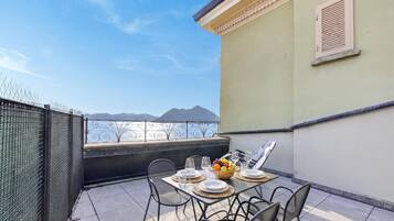 Penthouse Keluarga, beberapa kamar, tepi pantai (Rooftop On Stresa Lake View) | Teras/patio
