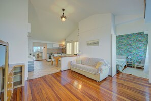 Cobertura família, vários quartos, ao lado da praia (Rooftop On Stresa Lake View) | Área de estar | Aparelho de som