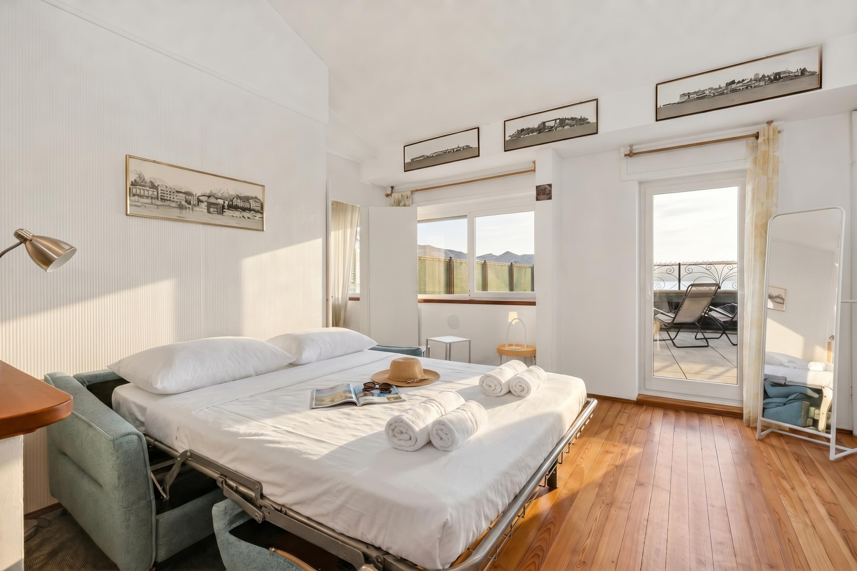 Penthouse Keluarga, beberapa kamar, tepi pantai (Rooftop On Stresa Lake View) | 1 kamar tidur, akses internet, dan seprai linen