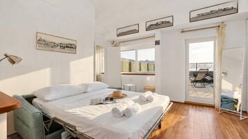 Penthouse Keluarga, beberapa kamar, tepi pantai (Rooftop On Stresa Lake View) | 1 kamar tidur, akses internet, dan seprai linen