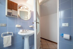 Family Penthouse, Multiple Bedrooms, Beachside (Rooftop On Stresa Lake View) | Bathroom | Shower, hair dryer, bidet, towels - Rooftop On Stresa Lake View (Stresa)