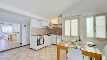 Penthouse familiar, 1 habitación, junto a la playa (Rooftop On Stresa Lake View) | Cocina privada | Refrigerador, horno, parrilla de estufa y cafetera y tetera