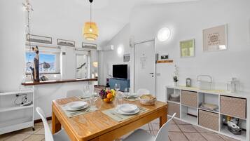 Penthouse Keluarga, beberapa kamar, tepi pantai (Rooftop On Stresa Lake View) | Tempat makan