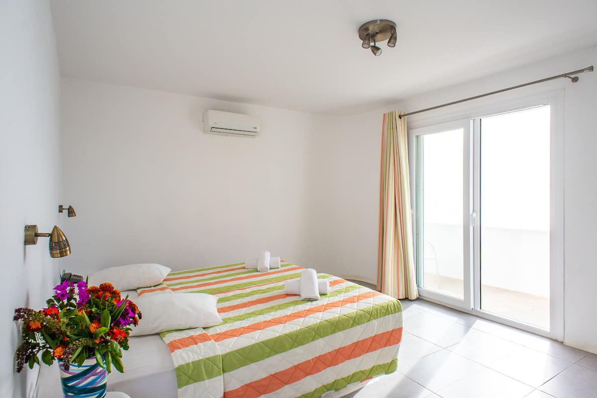 Habitación superior con 1 cama matrimonial o 2 individuales | Artículos del minibar gratis y caja de seguridad en la habitación