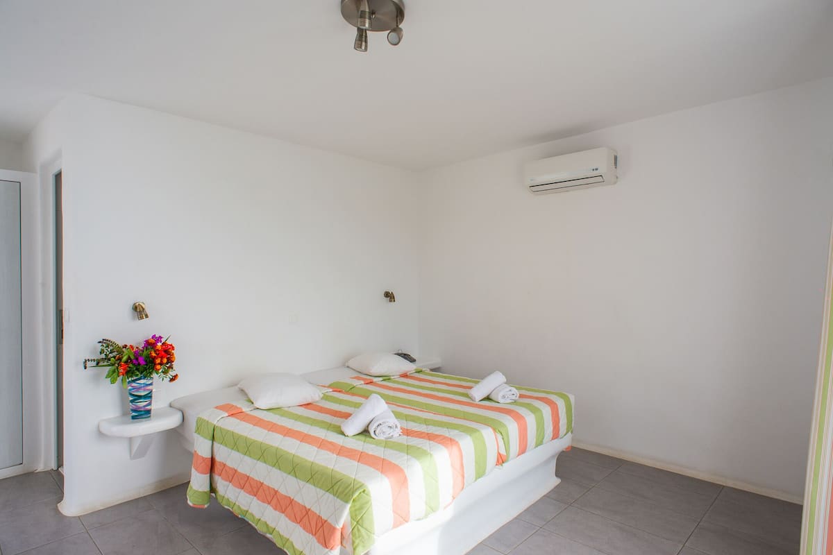 Artículos del minibar gratis y caja de seguridad en la habitación