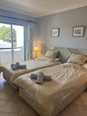 2 bedrooms, iron/ironing board, travel cot, WiFi - Immaculate 2 bed/2 bath Apartment in a popular well located resort (Albufeira)