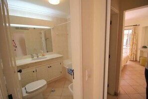 Combined shower/bathtub, hair dryer, bidet, towels - Immaculate 2 bed/2 bath Apartment in a popular well located resort (Albufeira)