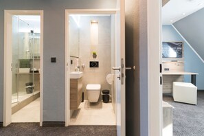 Sturta, regnsturtuhaus, hárblásari, handklæði