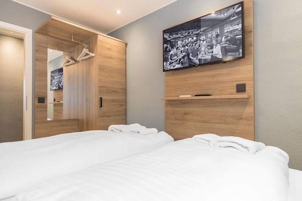 Zimmersafe, Schreibtisch, VerdunkelungsvorhĂ€nge, BĂŒgeleisen/BĂŒgelbrett