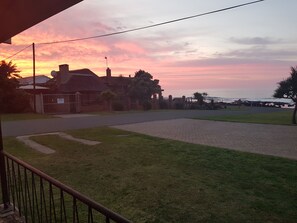 Property grounds - Family Owned 4 Bedroom Beach Cottage with amazing views (Kidd`s Beach)