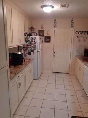 Private kitchen - Nice peaceful neighborhood and spacious home (Houston)