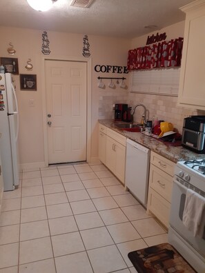 Private kitchen - Nice peaceful neighborhood and spacious home (Houston)
