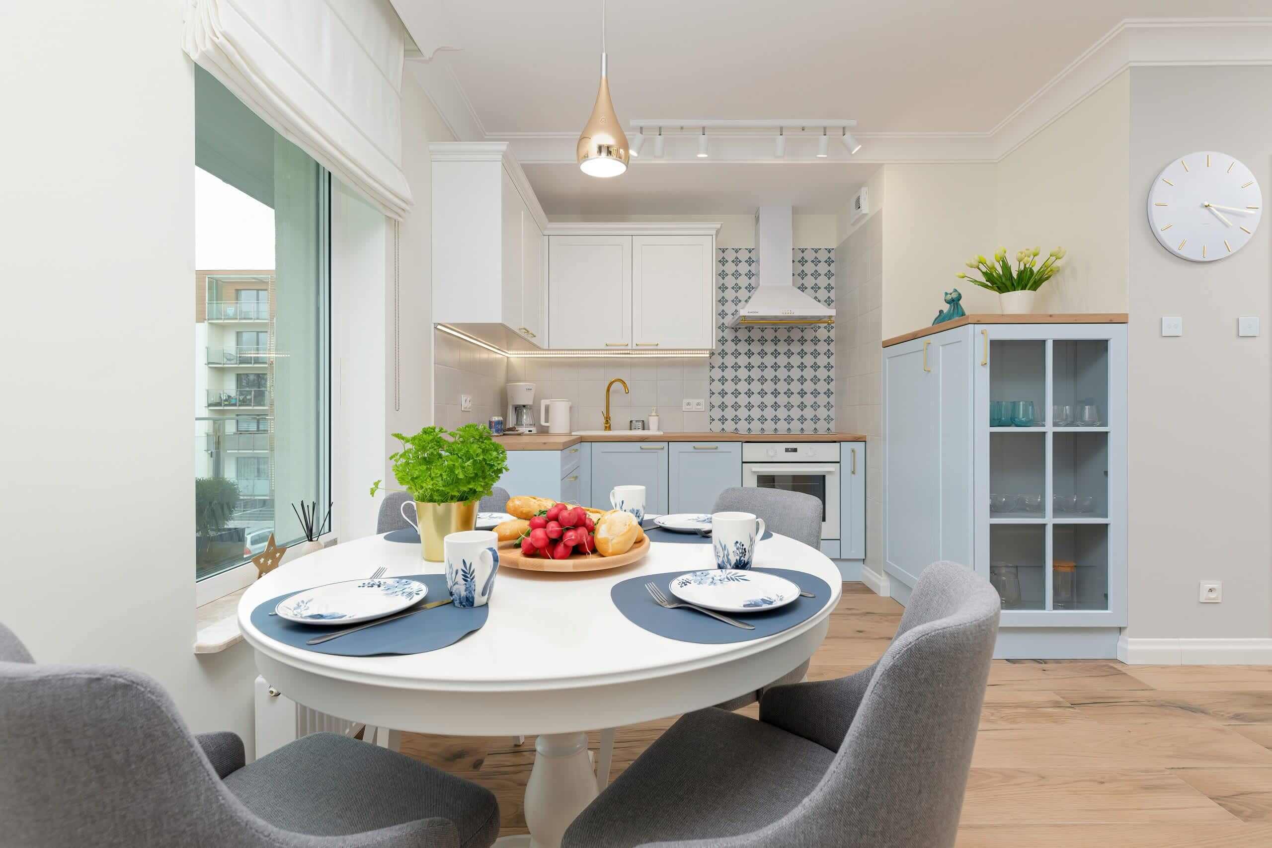 Een koelkast, een oven, een kookplaat, een vaatwasser