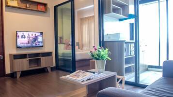 Room, 1 Bedroom, Accessible, Balcony | Living room