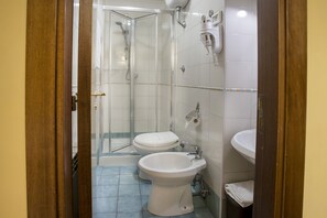 A bathroom with a shower, two toilets, a bidet, and a sink. - Alloggio dei Vassalli, In the Heart of the Historic Center (Naples)