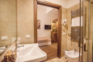Chambre, 1 chambre, balcon | Salle de bain | Articles de toilette gratuits, sĂšche-cheveux, bidet, papier toilette