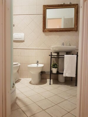 Room, 1 Bedroom | Bathroom amenities