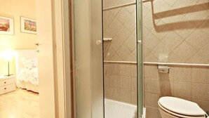 Room, 1 Bedroom | Bathroom shower