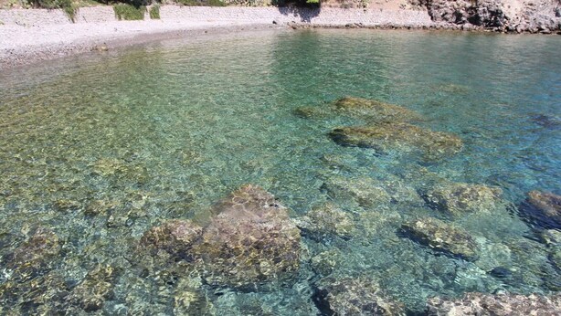 A clear view of a rocky shoreline with shallow water. - House "sole" - Unique Panorama (Lipari)