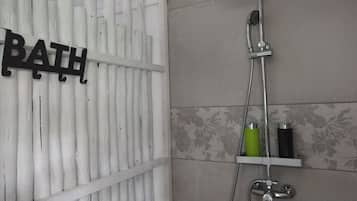 Een bad, handdoeken, zeep, toiletpapier
