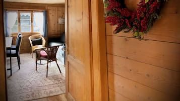 Chalet, 3 Bedrooms, Smoking, Balcony | Living room | Books