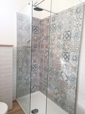 Apartamento, 2 quartos | Banheiro | Sabonete, shampoo