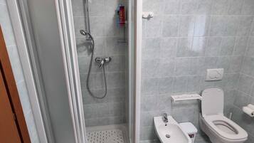 Villa, 2 Schlafzimmer, Terrasse, Gartenblick | Dusche im Bad