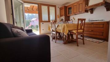 Villa, 2 Schlafzimmer, Terrasse, Gartenblick | Innenbereich