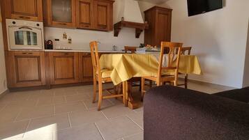 Villa, 2 Schlafzimmer, Terrasse, Gartenblick | Innenbereich