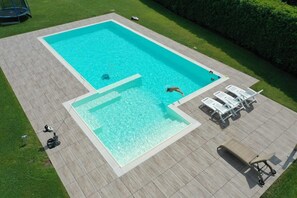 Villa, 2 slaapkamers, terras, uitzicht op tuin | Zwembad | Een buitenzwembad