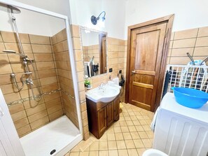 Bathroom - Pool, Jacuzzi and Events Room - Charming Villa in Umbria - Sleeps 24 - Lake View (Montefiascone)