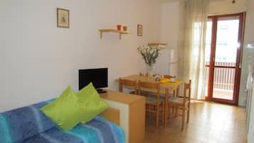 Studio, Multiple Bedrooms, Balcony | Living room