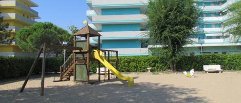 Studio, plusieurs chambres, balcon | Espace pour enfants