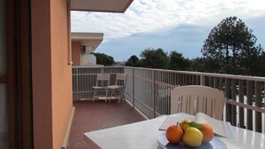 Outdoor dining - Studio for 4 People in Residence With 12 Pools - Tennis - Volleyball - Kids Area (San Michele al Tagliamento)
