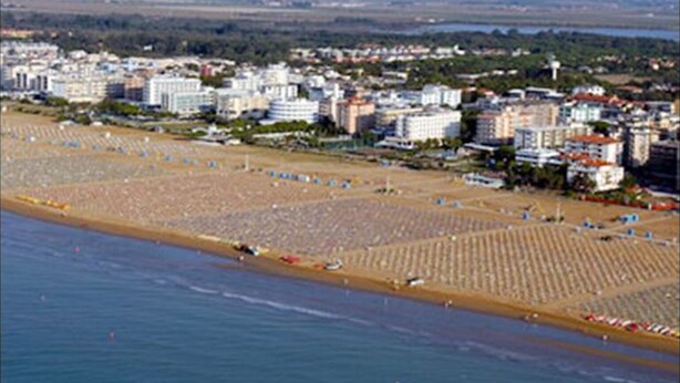 An aerial view of a coastal city with a wide beach, buildings, and a clear sky. - Studio for 4 People in Residence With 12 Pools - Tennis - Volleyball - Kids Area (San Michele al Tagliamento)