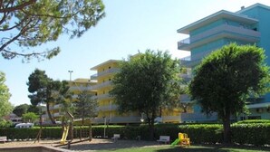 Property grounds - Cozy Flat for Families in Residence With 12 Pools - Tennis- Children's Play Area (San Michele al Tagliamento)